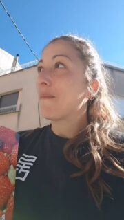 Dicen que hemos vuelto a la Luna con Artemis II… pero hay algo que no encaja.

No sé si soy yo… o ese CGI parece sacado de un render de prácticas. Sombras raras, movimientos poco naturales, texturas que no terminan de convencer. En plena era del hiperrealismo, donde cualquier estudio pequeño te recrea universos enteros con una precisión brutal… ¿esto es lo mejor que pueden hacer?

Curioso.

Porque si miras atrás, cuando supuestamente se “rodó” aquello con Kubrick, al menos había cariño por el detalle. Iluminación coherente, composición impecable, una estética que incluso hoy sigue generando dudas… pero también admiración.

¿Ahora? Todo parece apresurado. Como si ya no hiciera falta convencer… solo cumplir.

Y ahí es donde empieza lo interesante:
¿Nos están mostrando tecnología real… o simplemente ya no se esfuerzan en que lo parezca?

Porque cuando algo es auténtico, no necesitas defenderlo tanto.
Pero cuando no lo es… necesitas que la gente deje de hacer preguntas.

Y sinceramente… esto no responde preguntas.
Las multiplica.

🚀🌑