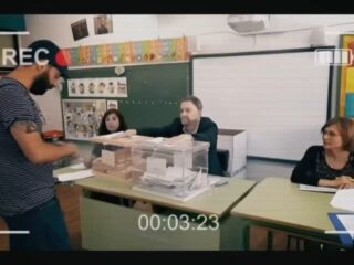 VOTA NULO
Deja de perseguir inmigrantes y persigue a los partidos políticos. La única forma de acabar con esta oligocracia de poder (ESPAÑA NO ES UNA DEMOCRACIA!) es votando nulo.

Te recomiendo el documental frente a la Gran mentira donde he recogido los extractos de este vídeo.
https://youtu.be/Z2M5hzJVFVo?si=JyUdEY31kXYG_fAD

#plankalergi #2030 #españa #consenso #democracia #dictadura